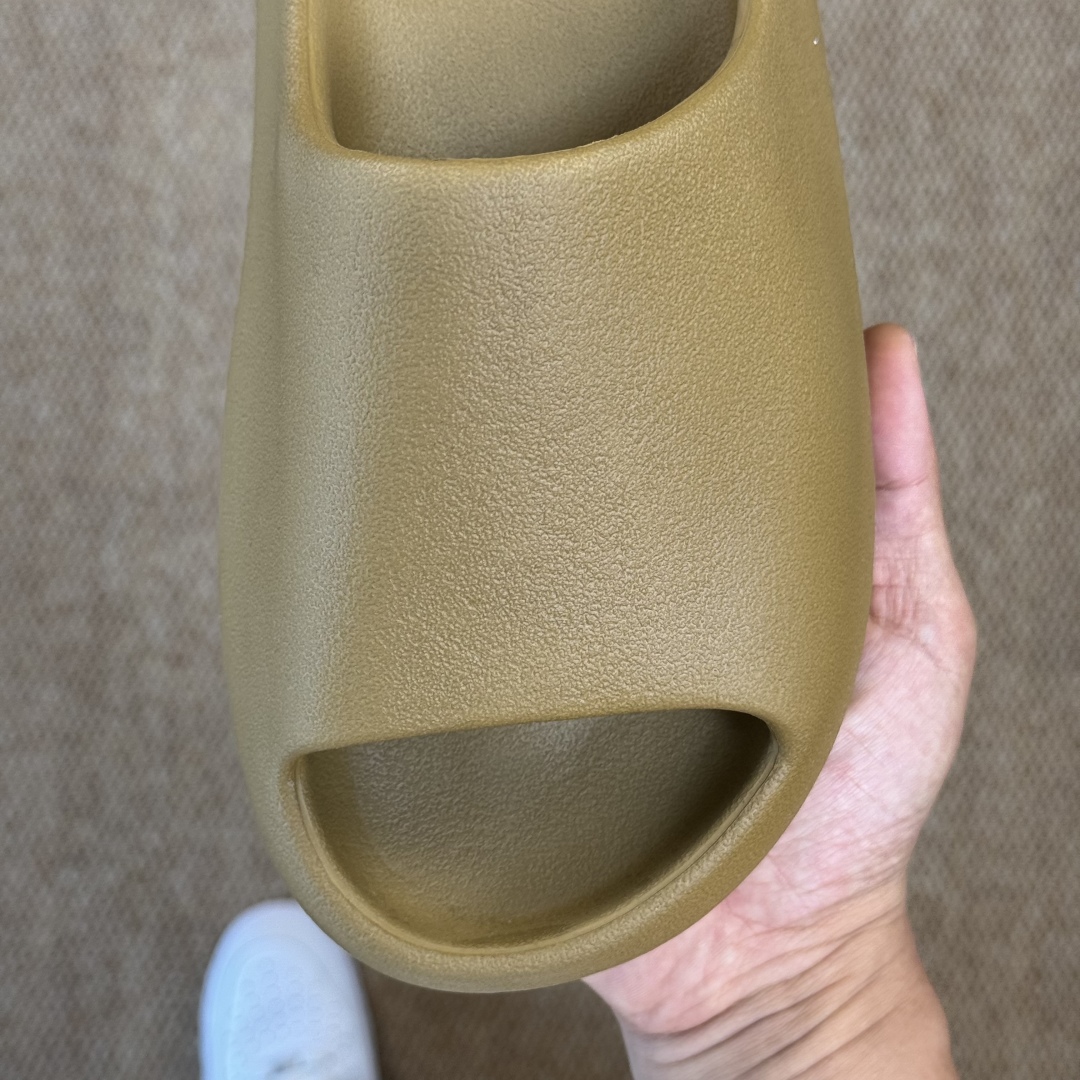  
Yeezy椰子拖鞋 雾面款：GW1931军褐色
顶级用料无任何异味和多余毛边！
品质拉满价格拉到底！