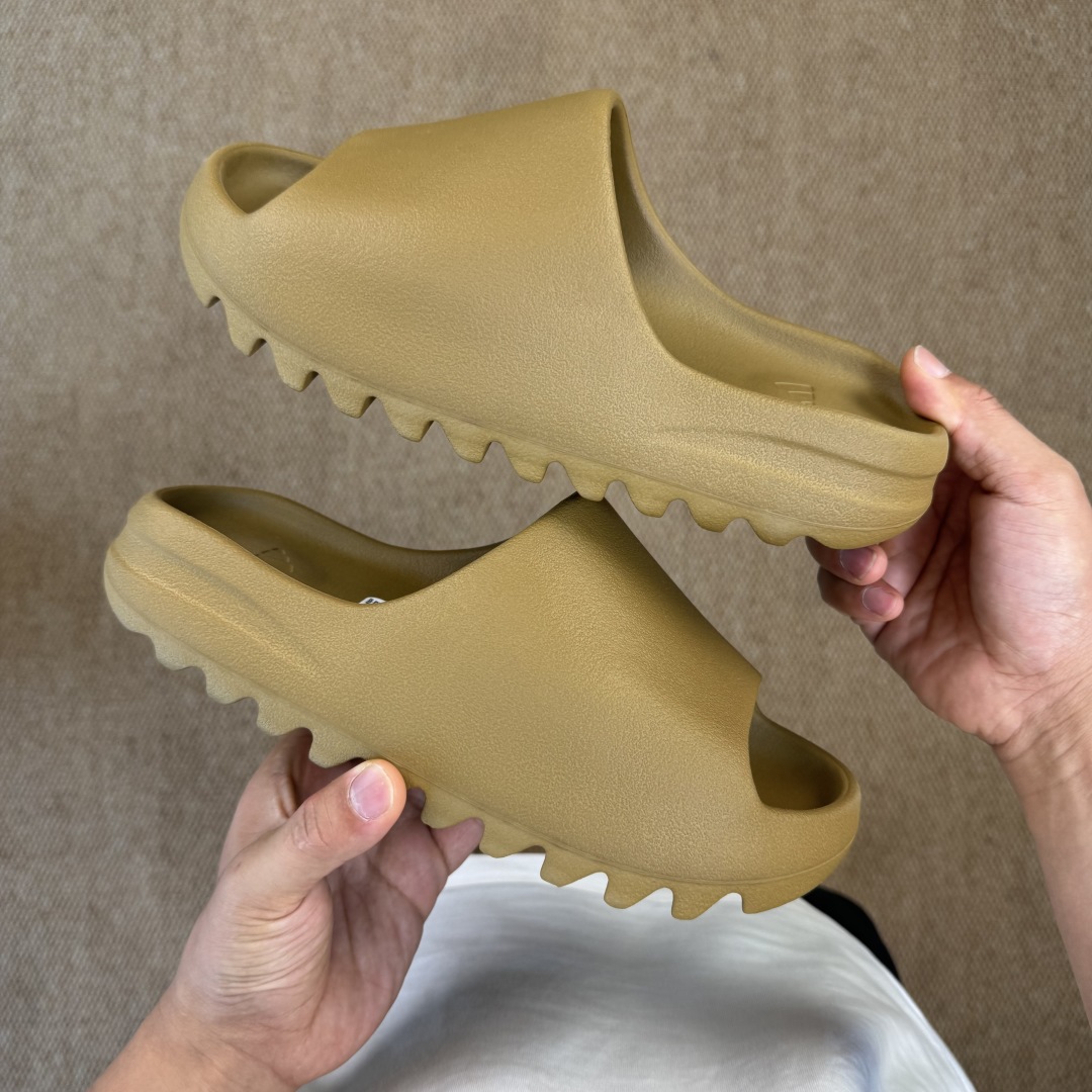  
Yeezy椰子拖鞋 雾面款：GW1931军褐色
顶级用料无任何异味和多余毛边！
品质拉满价格拉到底！