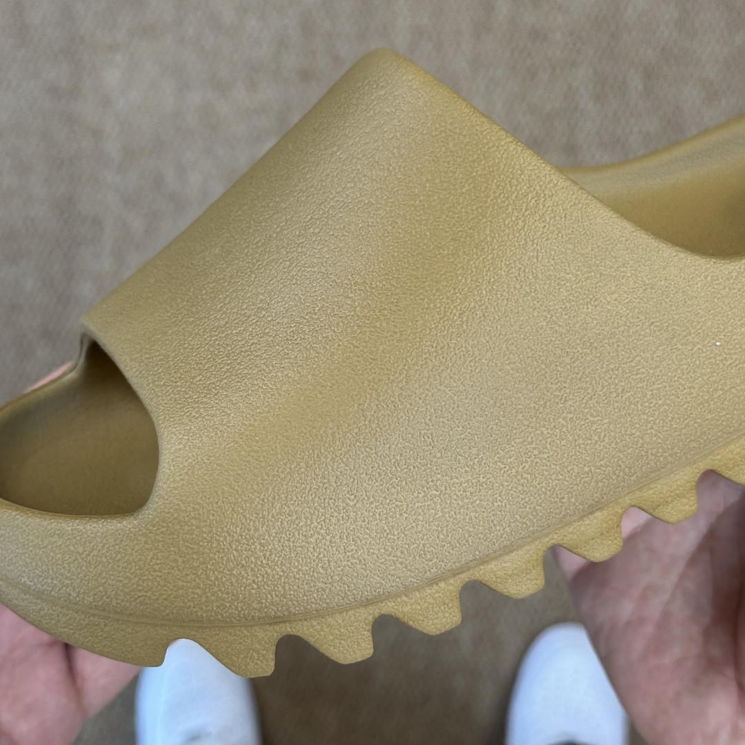  
Yeezy椰子拖鞋 雾面款：GW1931军褐色
顶级用料无任何异味和多余毛边！
品质拉满价格拉到底！