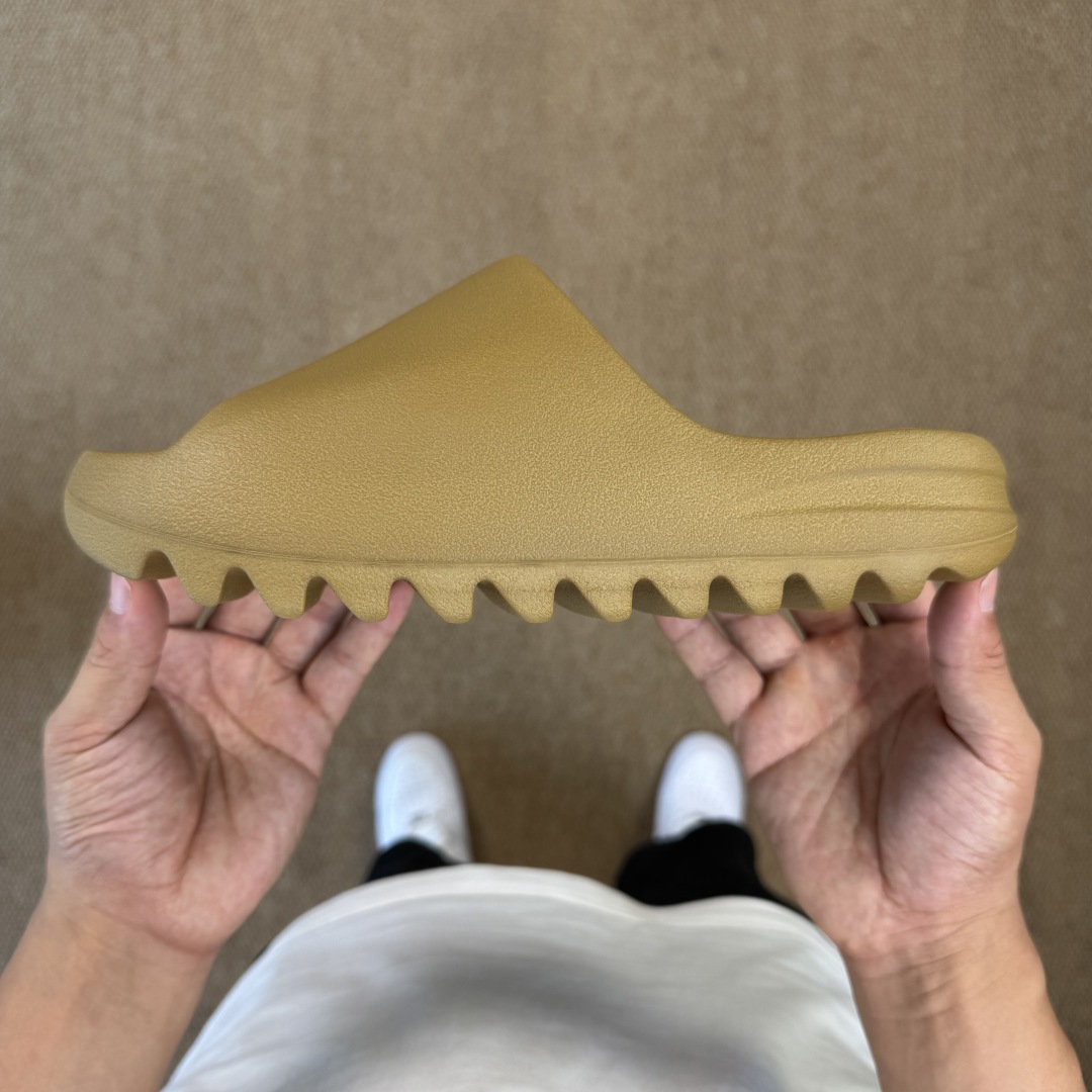  
Yeezy椰子拖鞋 雾面款：GW1931军褐色
顶级用料无任何异味和多余毛边！
品质拉满价格拉到底！