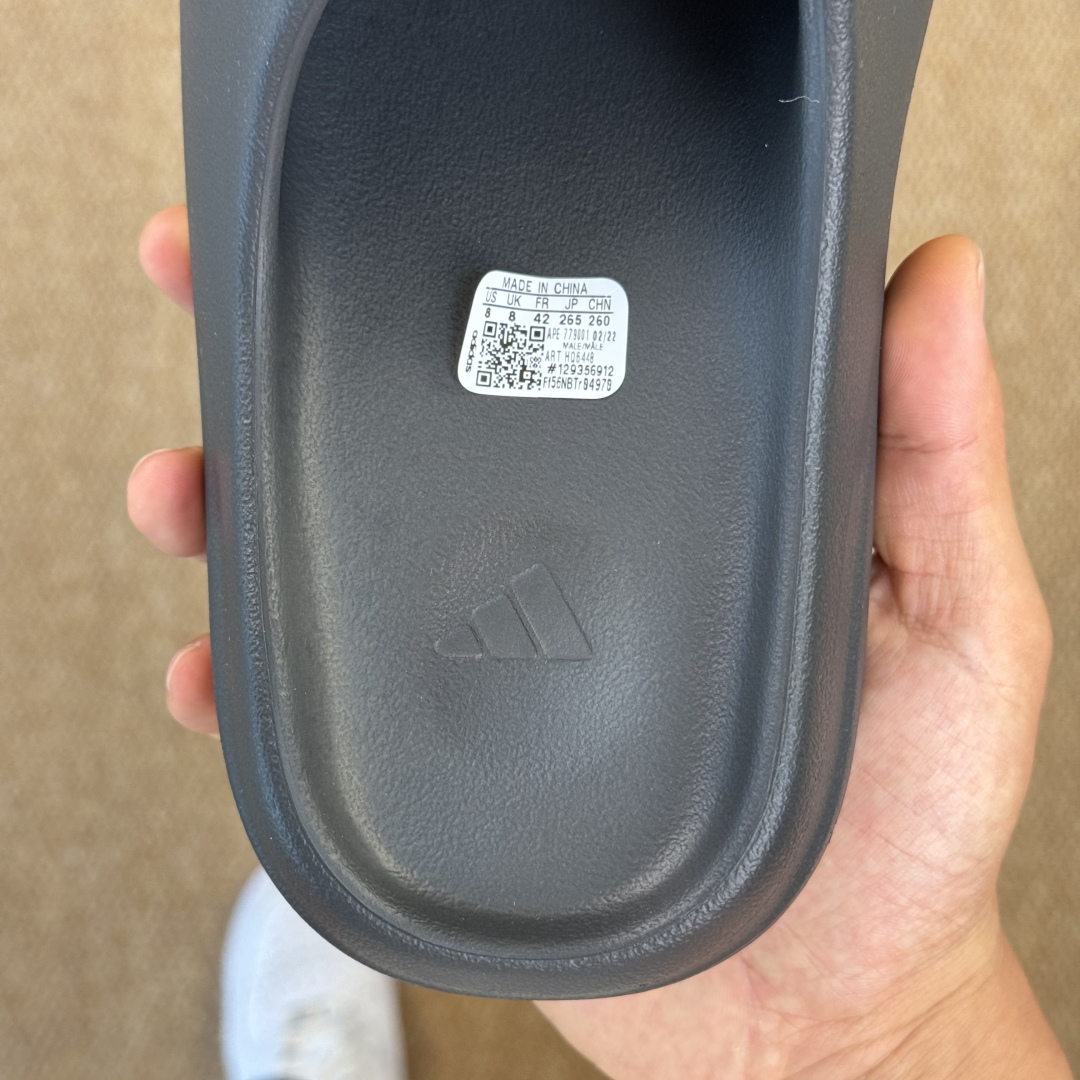  
Yeezy椰子拖鞋 雾面款：HQ6448黑色
顶级用料无任何异味和多余毛边！
品质拉满价格拉到底！
