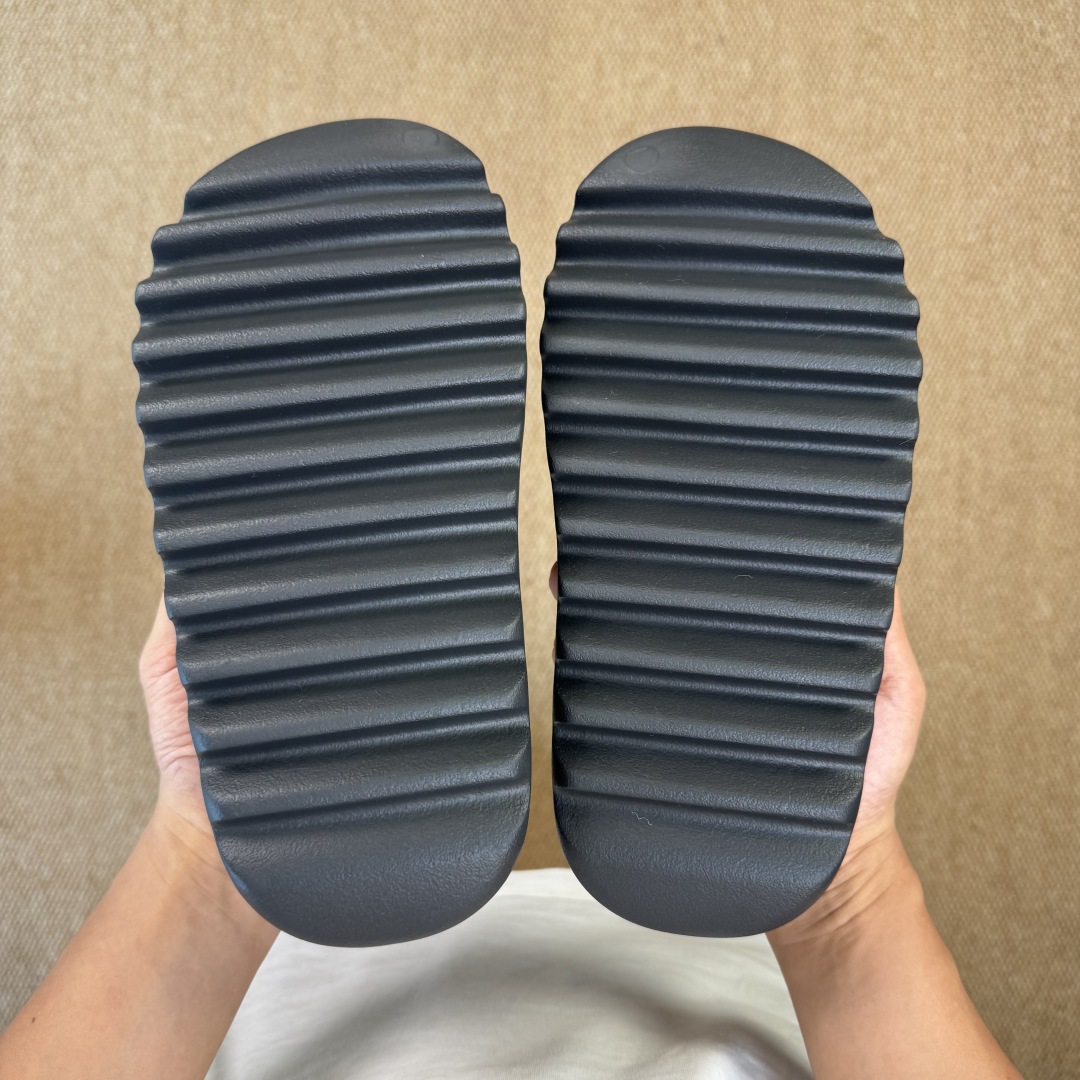  
Yeezy椰子拖鞋 雾面款：HQ6448黑色
顶级用料无任何异味和多余毛边！
品质拉满价格拉到底！
