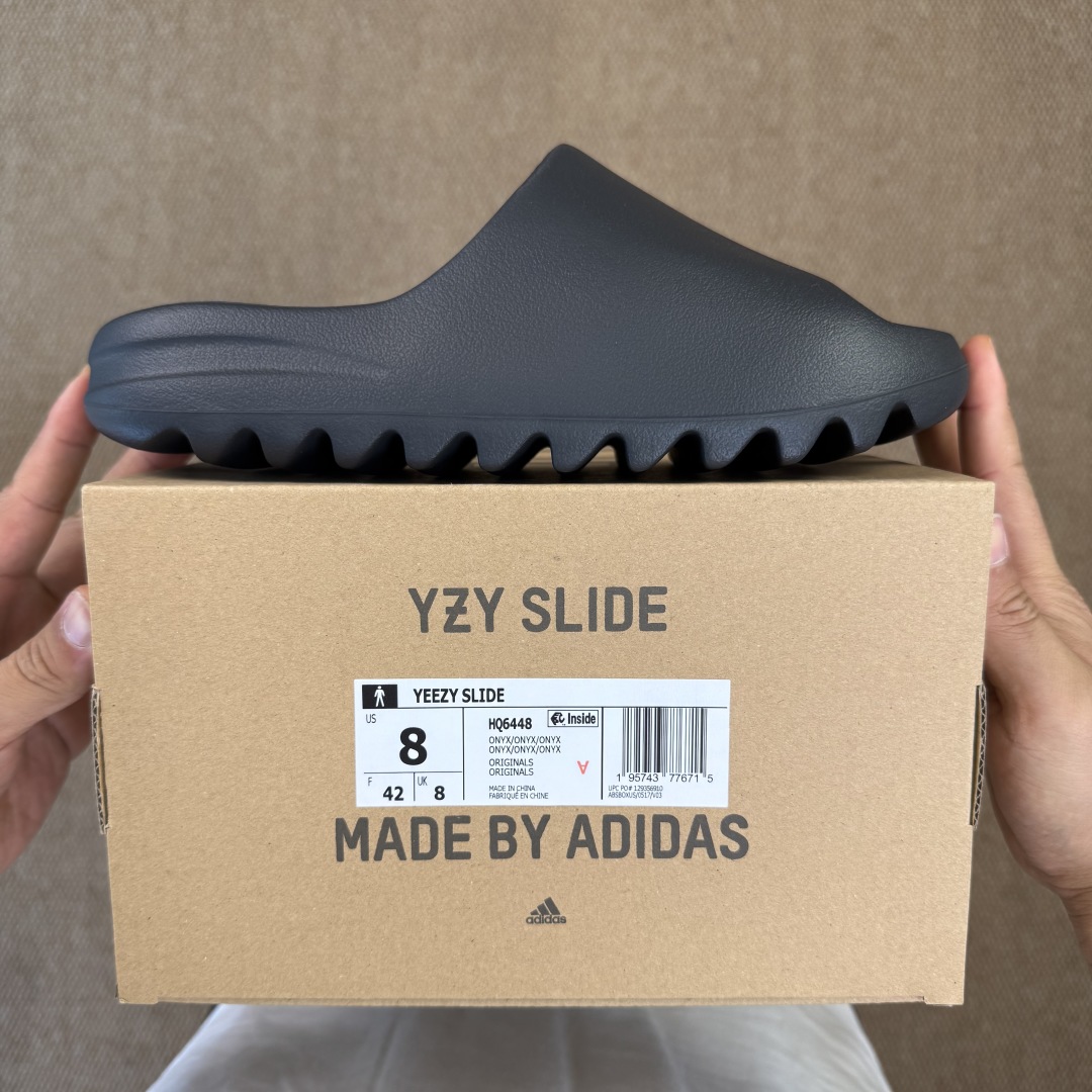  
Yeezy椰子拖鞋 雾面款：HQ6448黑色
顶级用料无任何异味和多余毛边！
品质拉满价格拉到底！
