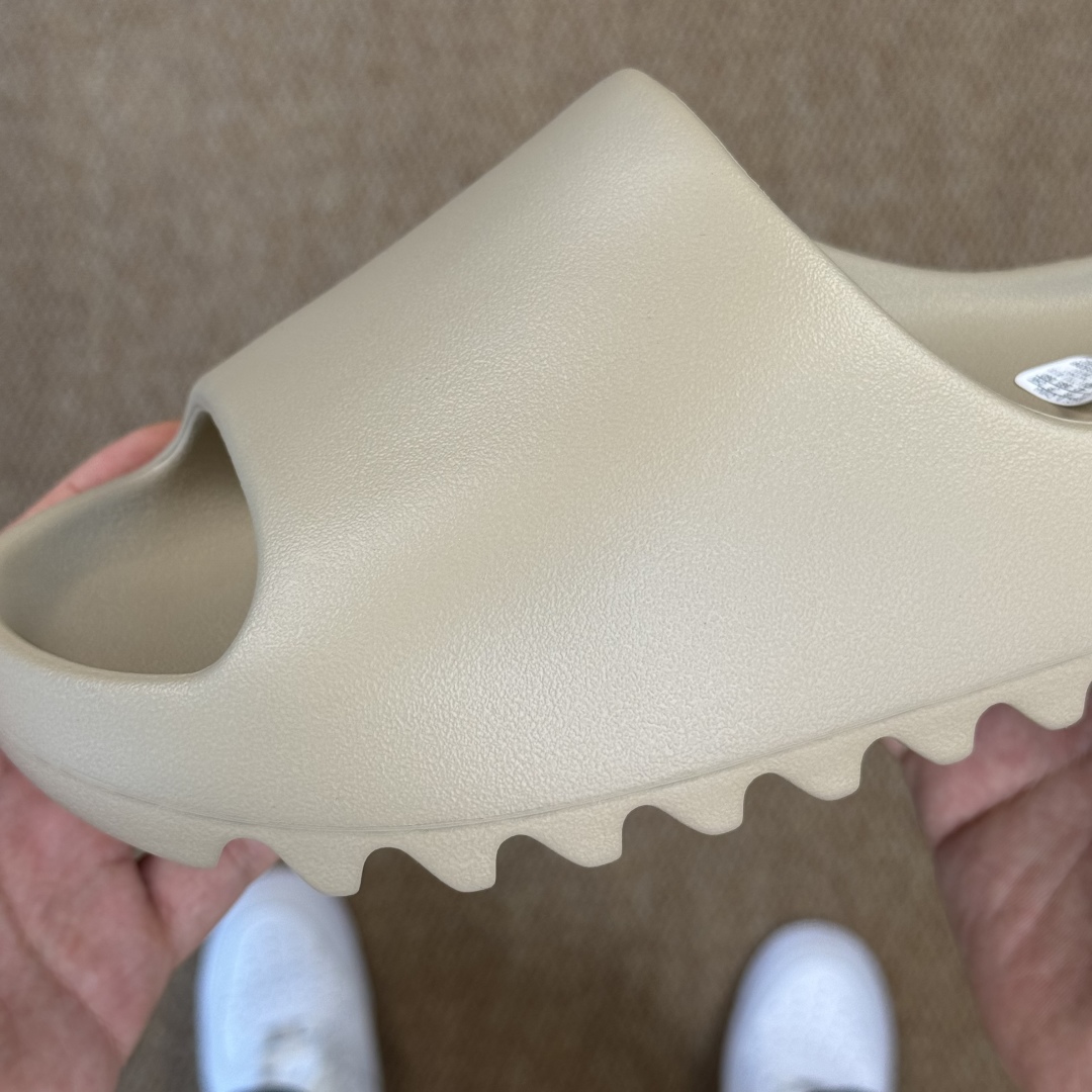  
Yeezy椰子拖鞋 雾面款：GW1934米棕色
顶级用料无任何异味和多余毛边！
品质拉满价格拉到底！