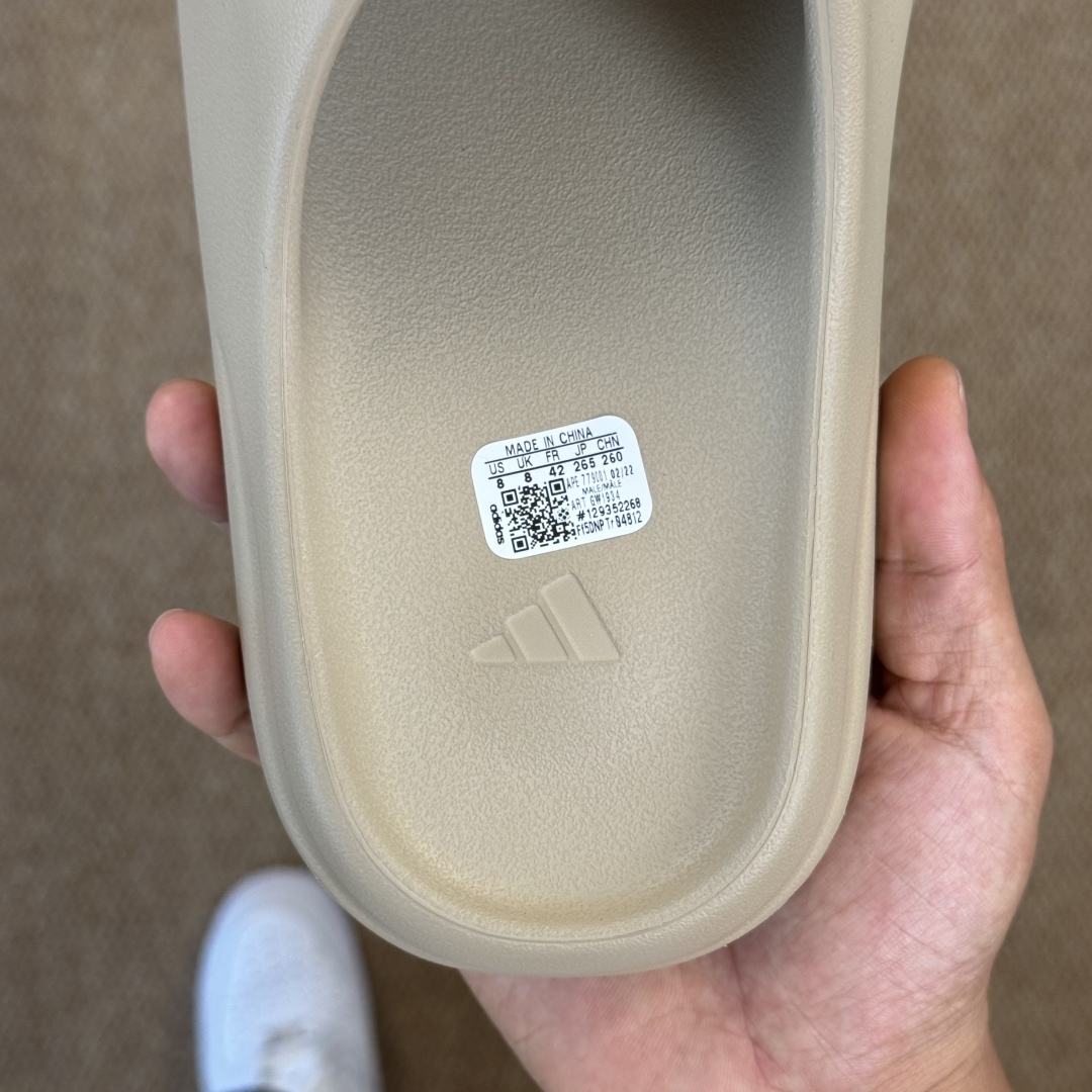  
Yeezy椰子拖鞋 雾面款：GW1934米棕色
顶级用料无任何异味和多余毛边！
品质拉满价格拉到底！