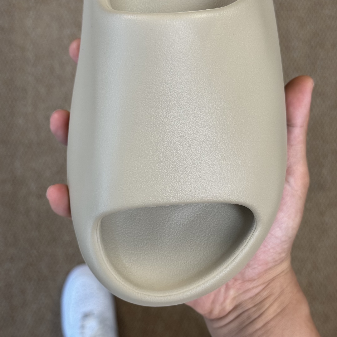  
Yeezy椰子拖鞋 雾面款：GW1934米棕色
顶级用料无任何异味和多余毛边！
品质拉满价格拉到底！