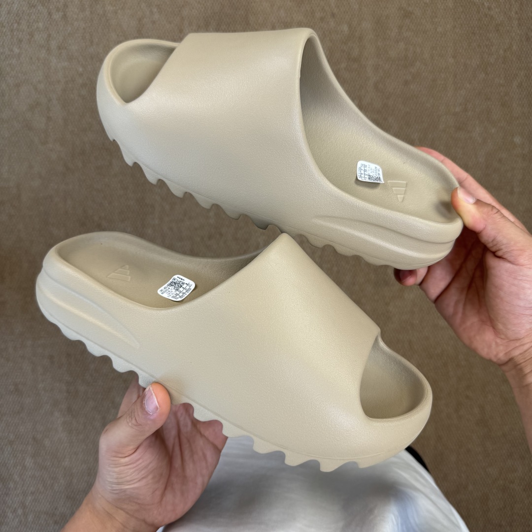  
Yeezy椰子拖鞋 雾面款：GW1934米棕色
顶级用料无任何异味和多余毛边！
品质拉满价格拉到底！