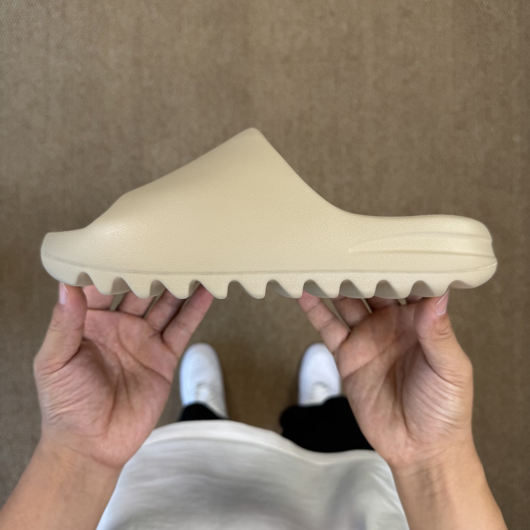  
Yeezy椰子拖鞋 雾面款：GW1934米棕色
顶级用料无任何异味和多余毛边！
品质拉满价格拉到底！