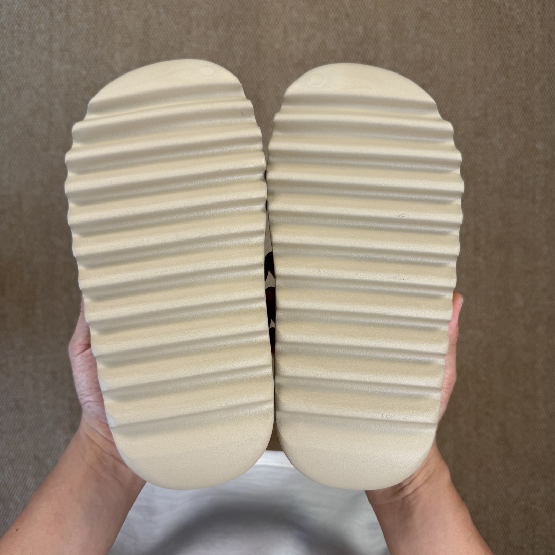  
Yeezy椰子拖鞋 雾面款：GW1934米棕色
顶级用料无任何异味和多余毛边！
品质拉满价格拉到底！