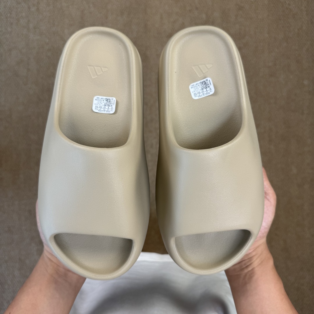  
Yeezy椰子拖鞋 雾面款：GW1934米棕色
顶级用料无任何异味和多余毛边！
品质拉满价格拉到底！