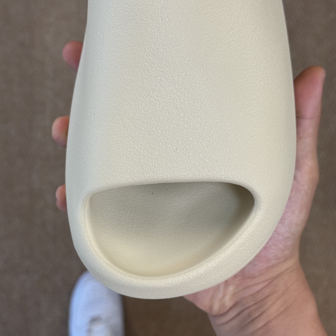  
Yeezy椰子拖鞋 雾面款：FZ5897骨白
顶级用料无任何异味和多余毛边！
品质拉满价格拉到底！
