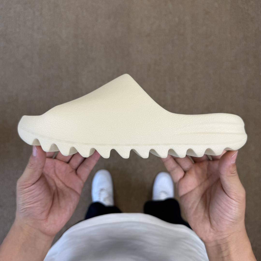  
Yeezy椰子拖鞋 雾面款：FZ5897骨白
顶级用料无任何异味和多余毛边！
品质拉满价格拉到底！
