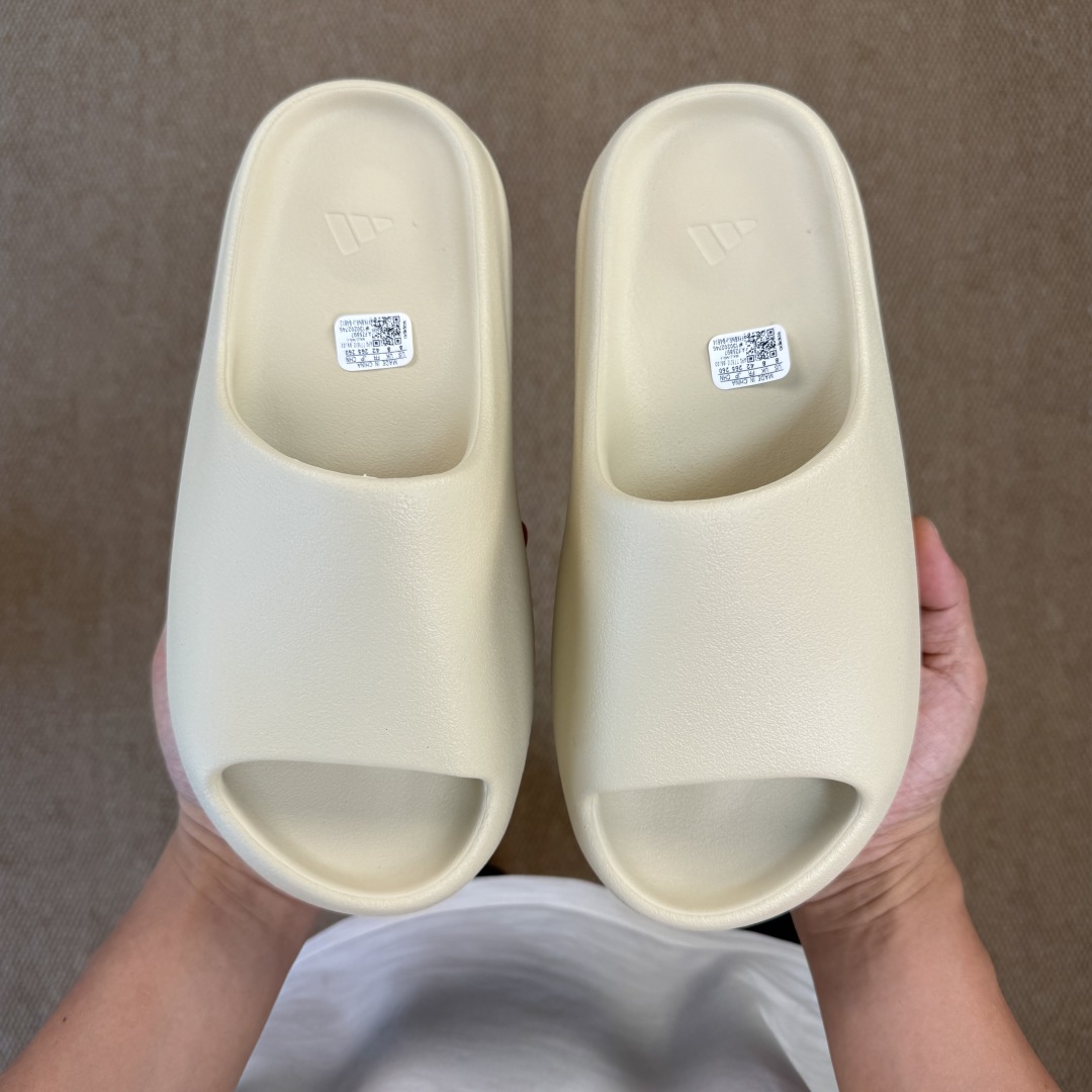 
Yeezy椰子拖鞋 雾面款：FZ5897骨白
顶级用料无任何异味和多余毛边！
品质拉满价格拉到底！
