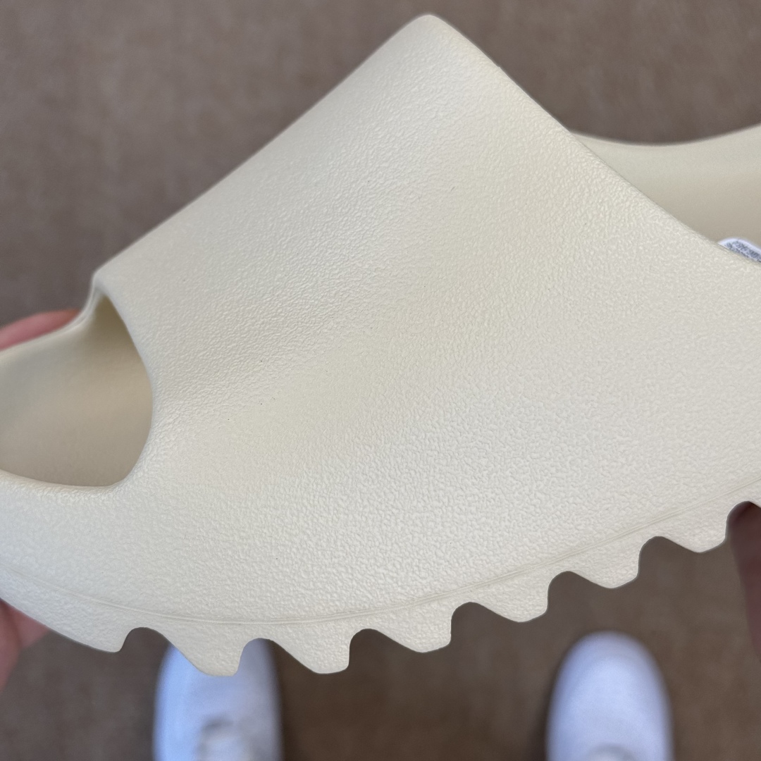  
Yeezy椰子拖鞋 雾面款：FZ5897骨白
顶级用料无任何异味和多余毛边！
品质拉满价格拉到底！
