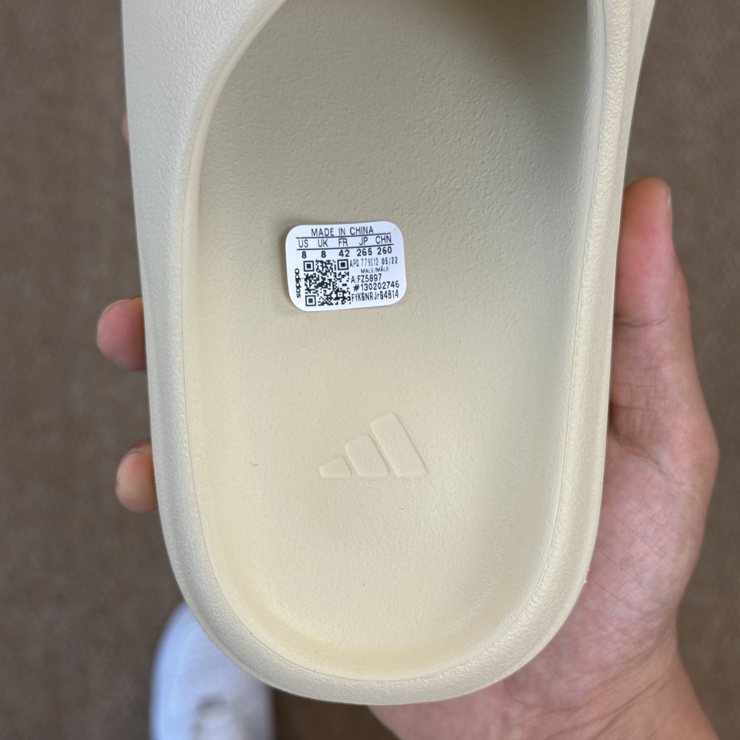 
Yeezy椰子拖鞋 雾面款：FZ5897骨白
顶级用料无任何异味和多余毛边！
品质拉满价格拉到底！
