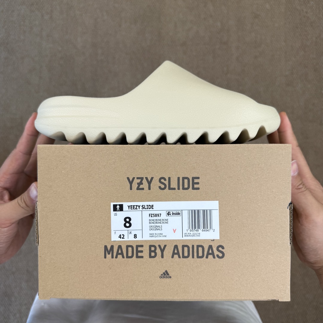  
Yeezy椰子拖鞋 雾面款：FZ5897骨白
顶级用料无任何异味和多余毛边！
品质拉满价格拉到底！
