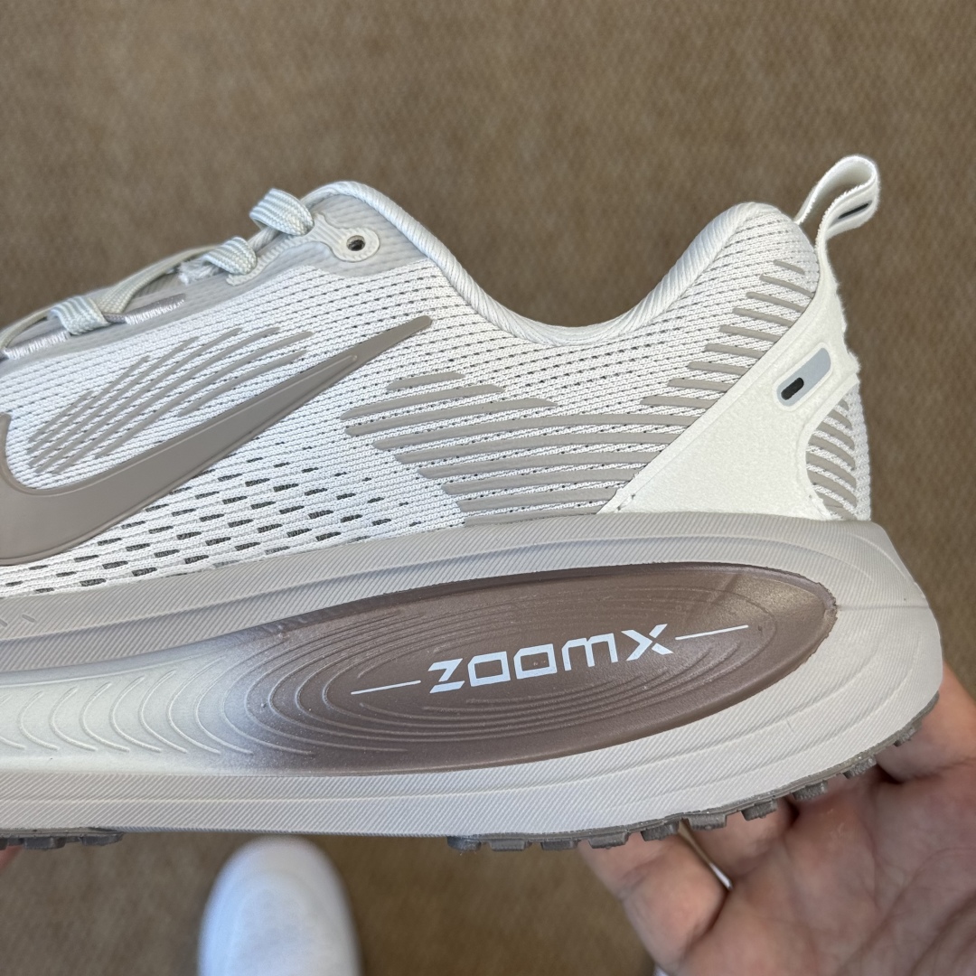 
Nike Vomero 18 马拉松跑鞋 第11色：棕色
做工细节 材料质感吊打同系列
货号HM680