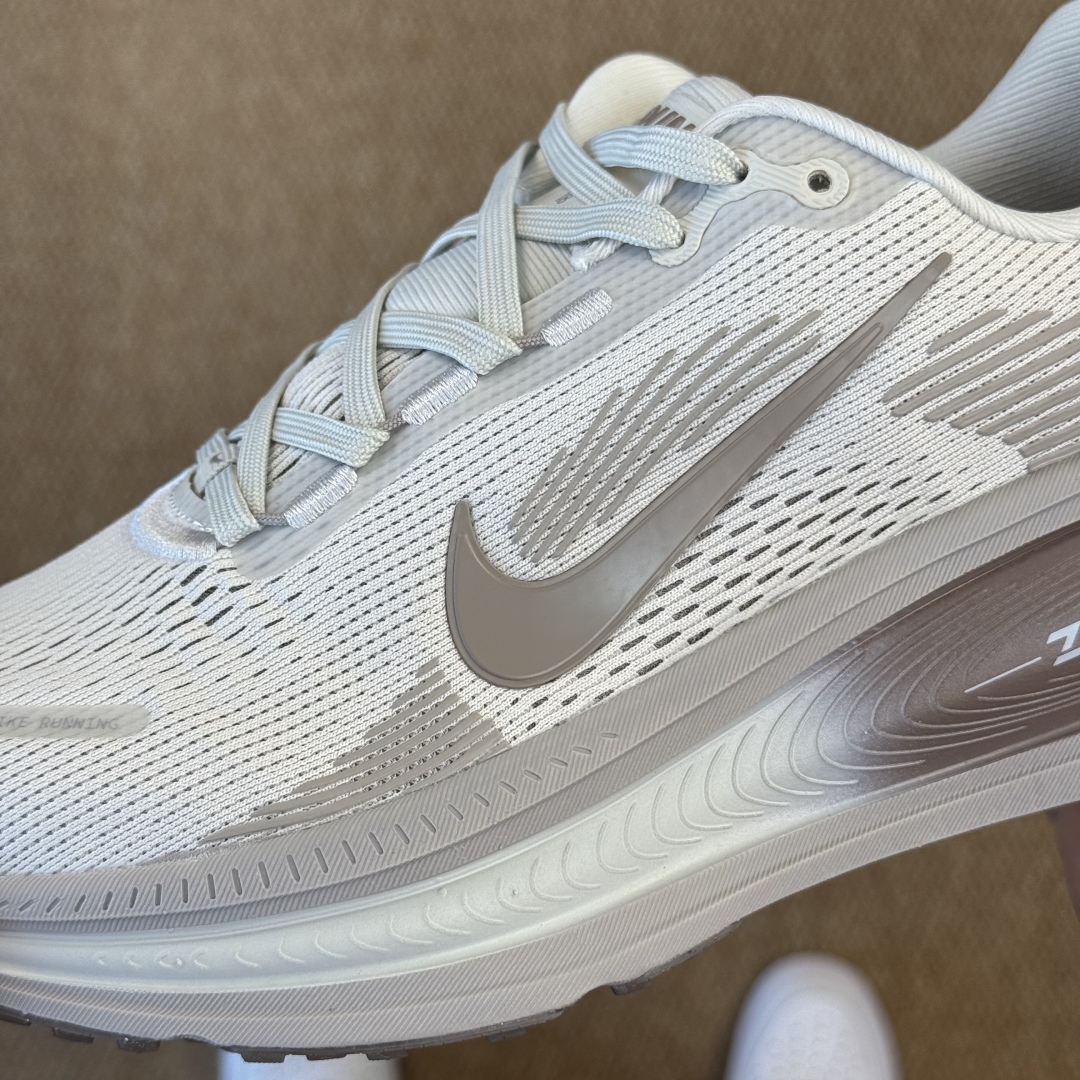 
Nike Vomero 18 马拉松跑鞋 第11色：棕色
做工细节 材料质感吊打同系列
货号HM680