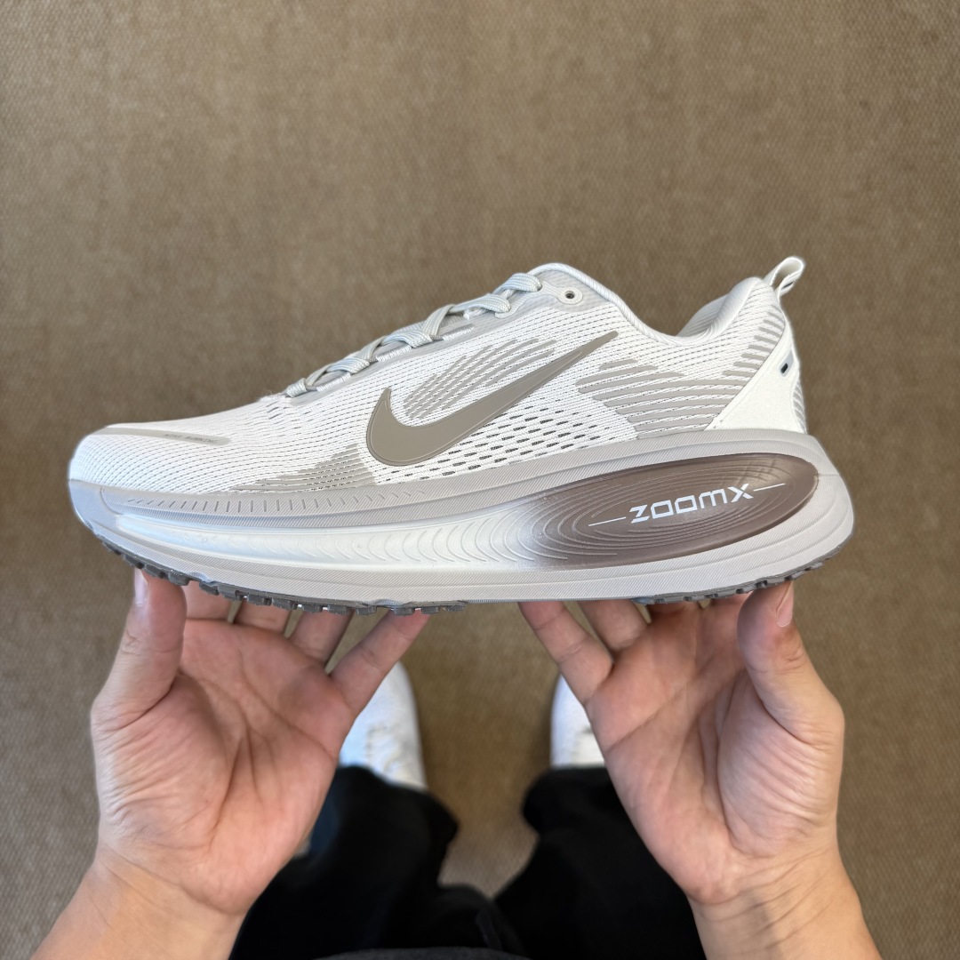 
Nike Vomero 18 马拉松跑鞋 第11色：棕色
做工细节 材料质感吊打同系列
货号HM680