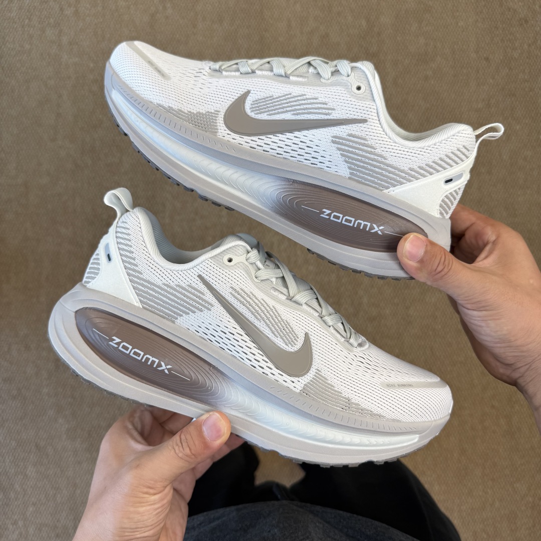 
Nike Vomero 18 马拉松跑鞋 第11色：棕色
做工细节 材料质感吊打同系列
货号HM680