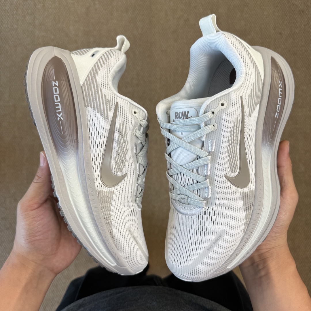 
Nike Vomero 18 马拉松跑鞋 第11色：棕色
做工细节 材料质感吊打同系列
货号HM680