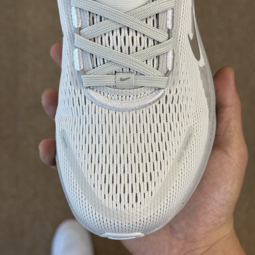 
Nike Vomero 18 马拉松跑鞋 第11色：棕色
做工细节 材料质感吊打同系列
货号HM680