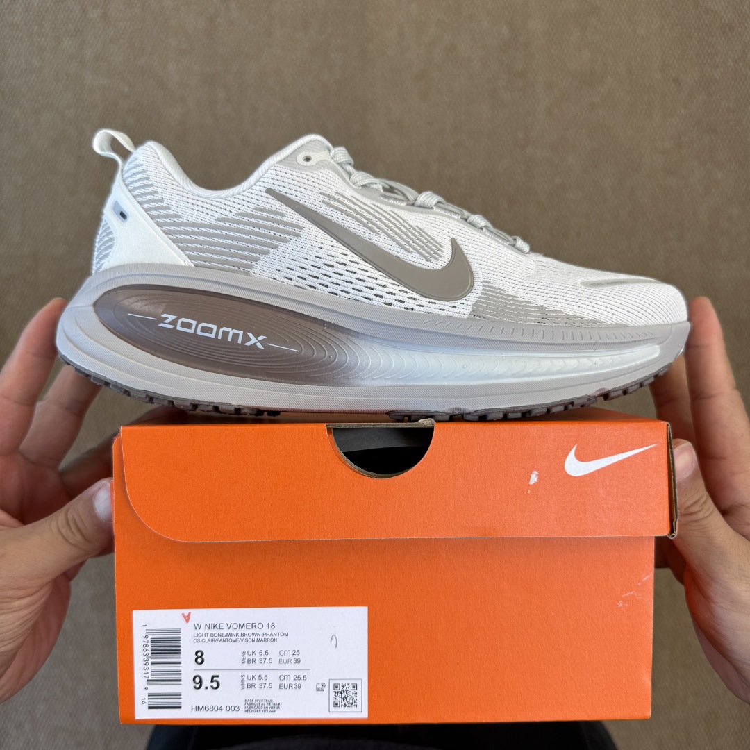 
Nike Vomero 18 马拉松跑鞋 第11色：棕色
做工细节 材料质感吊打同系列
货号HM680