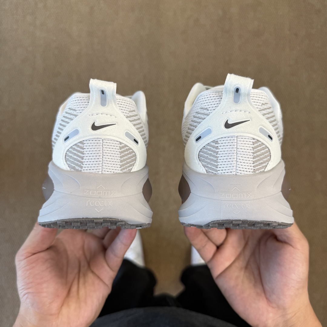 
Nike Vomero 18 马拉松跑鞋 第11色：棕色
做工细节 材料质感吊打同系列
货号HM680
