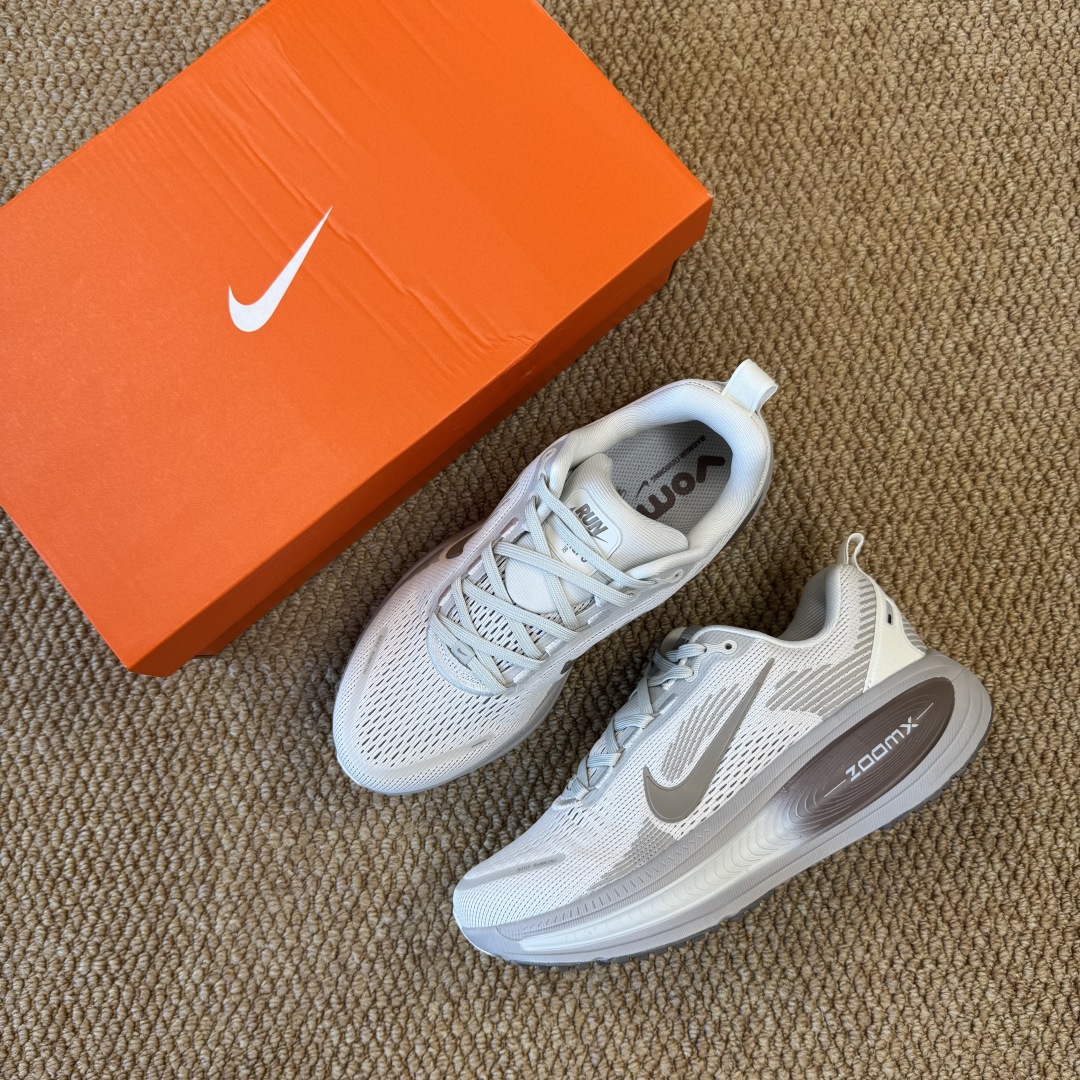 
Nike Vomero 18 马拉松跑鞋 第11色：棕色
做工细节 材料质感吊打同系列
货号HM680