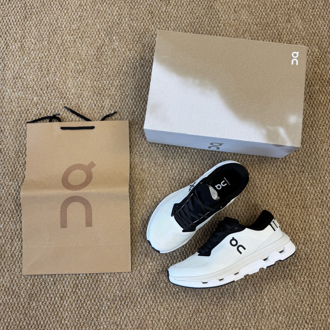  
On昂跑 Cloudzone跑鞋 第6色灰黑色
鞋底搭载了on的核心科技缓震技术CloudTec
绝