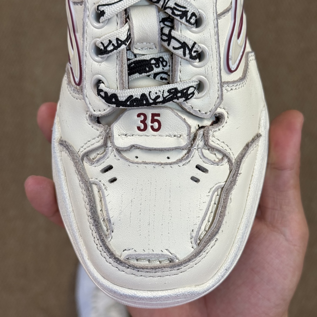 
巴黎世家 18代第3色白酒红
Balenciaga Hamptons Worn-Out 板鞋
该有的材