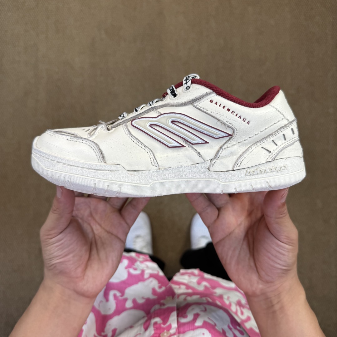 
巴黎世家 18代第3色白酒红
Balenciaga Hamptons Worn-Out 板鞋
该有的材