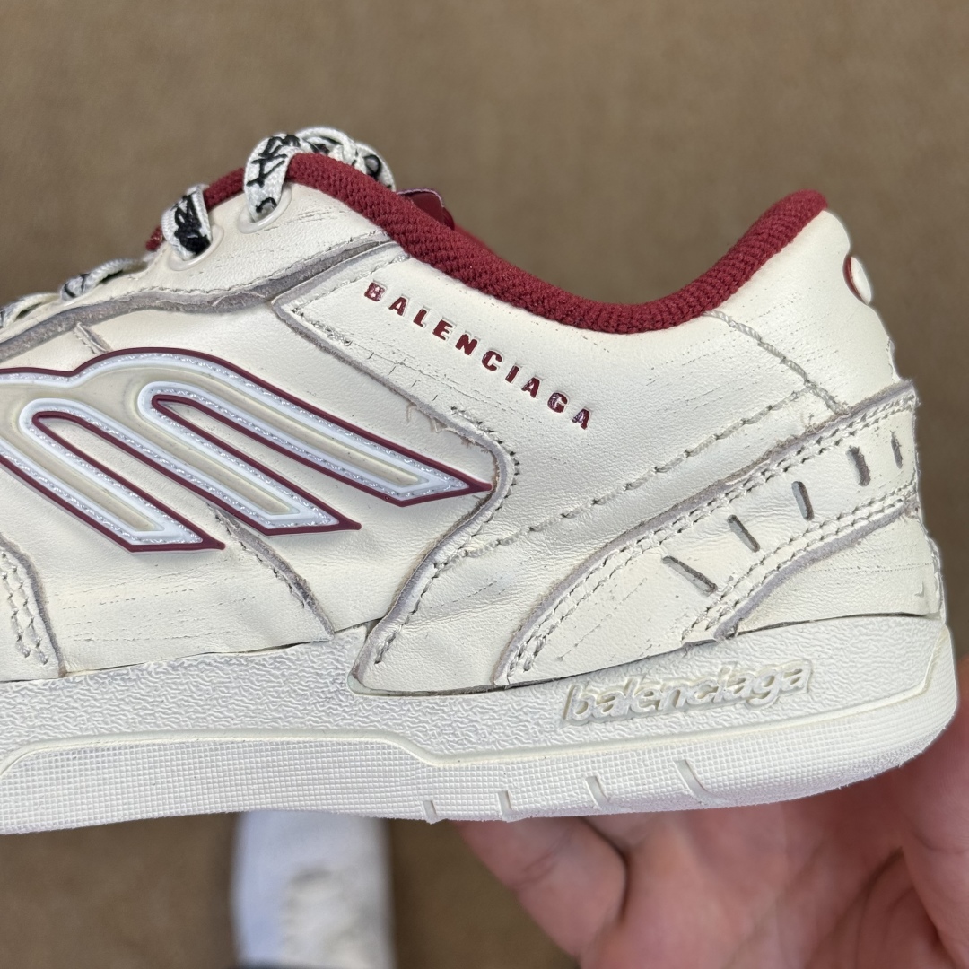 
巴黎世家 18代第3色白酒红
Balenciaga Hamptons Worn-Out 板鞋
该有的材