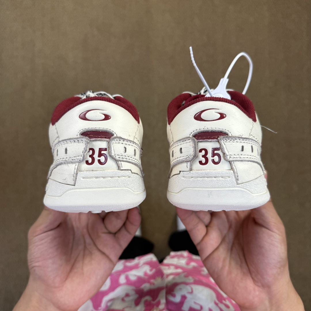 
巴黎世家 18代第3色白酒红
Balenciaga Hamptons Worn-Out 板鞋
该有的材