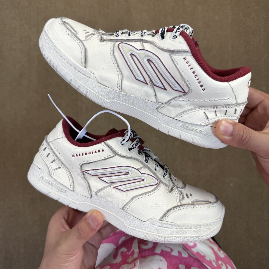 
巴黎世家 18代第3色白酒红
Balenciaga Hamptons Worn-Out 板鞋
该有的材