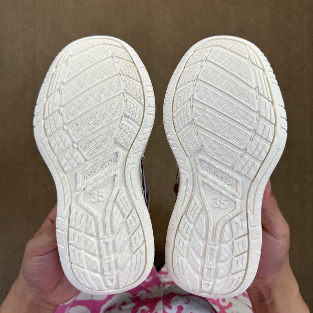 
巴黎世家 18代第3色白酒红
Balenciaga Hamptons Worn-Out 板鞋
该有的材