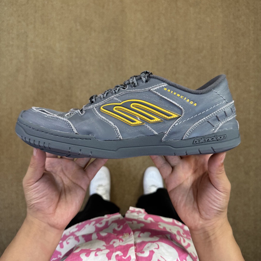  
巴黎世家 18代第4色灰色
Balenciaga Hamptons Worn-Out 板鞋
品质和价