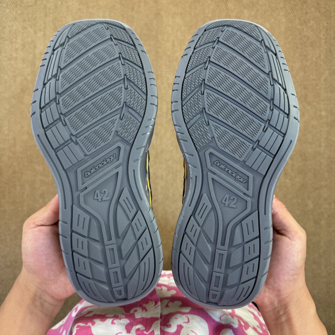  
巴黎世家 18代第4色灰色
Balenciaga Hamptons Worn-Out 板鞋
品质和价