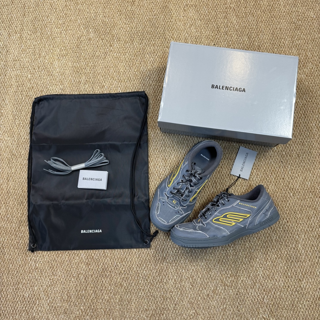  
巴黎世家 18代第4色灰色
Balenciaga Hamptons Worn-Out 板鞋
品质和价