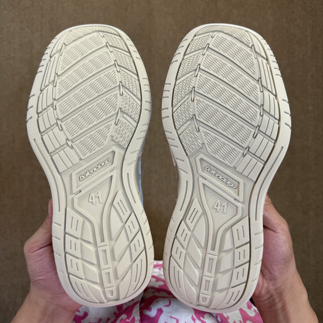  
 巴黎世家 18代第5色沙色
Balenciaga Hamptons Worn-Out 板鞋
品质和
