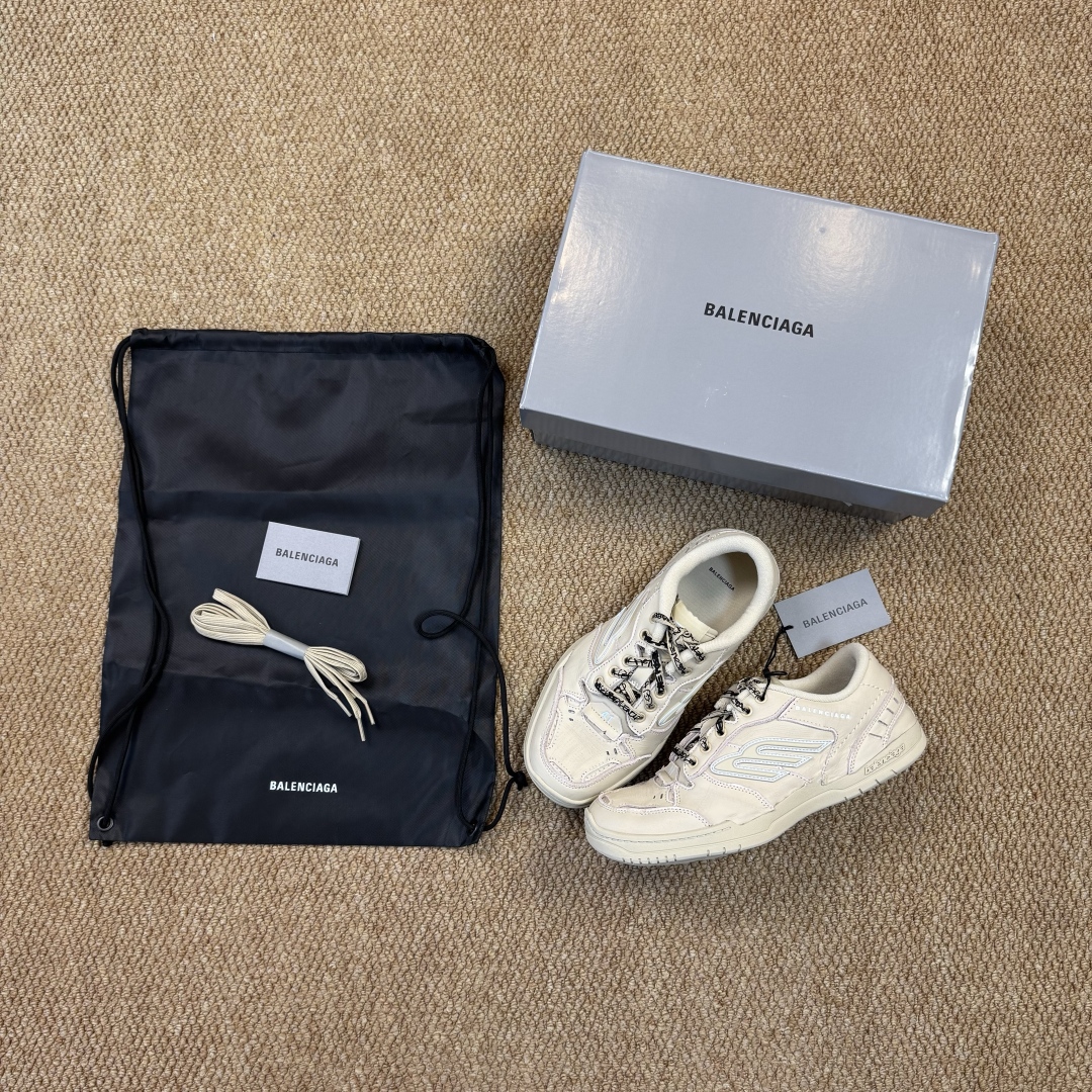  
 巴黎世家 18代第5色沙色
Balenciaga Hamptons Worn-Out 板鞋
品质和