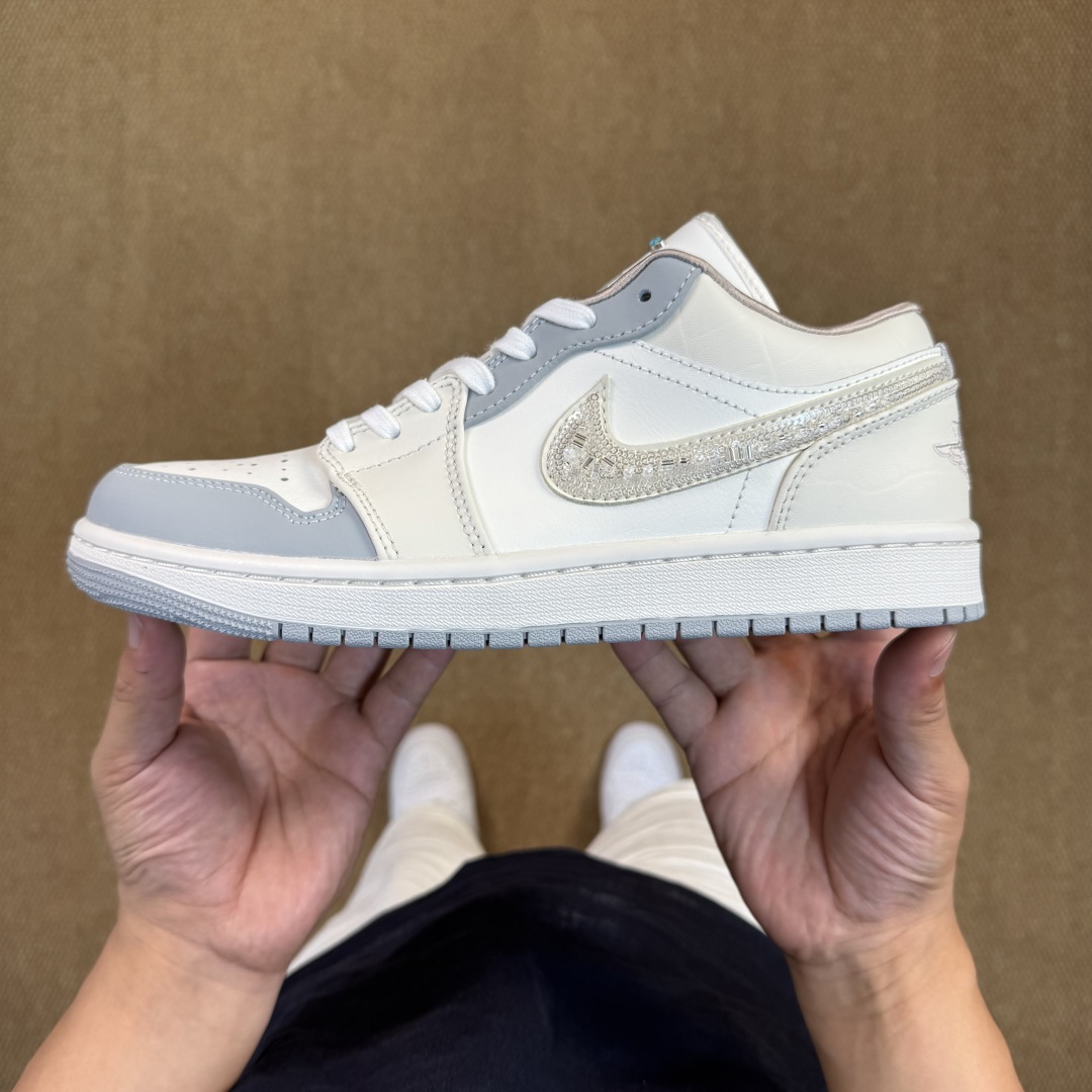  AJ1Low低帮：灰椰奶绿松石
市售最强低帮 天花板品质！
市面唯一正确版本 全鞋正品原材料 
IH7