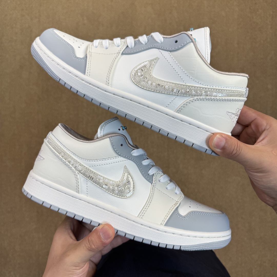  AJ1Low低帮：灰椰奶绿松石
市售最强低帮 天花板品质！
市面唯一正确版本 全鞋正品原材料 
IH7