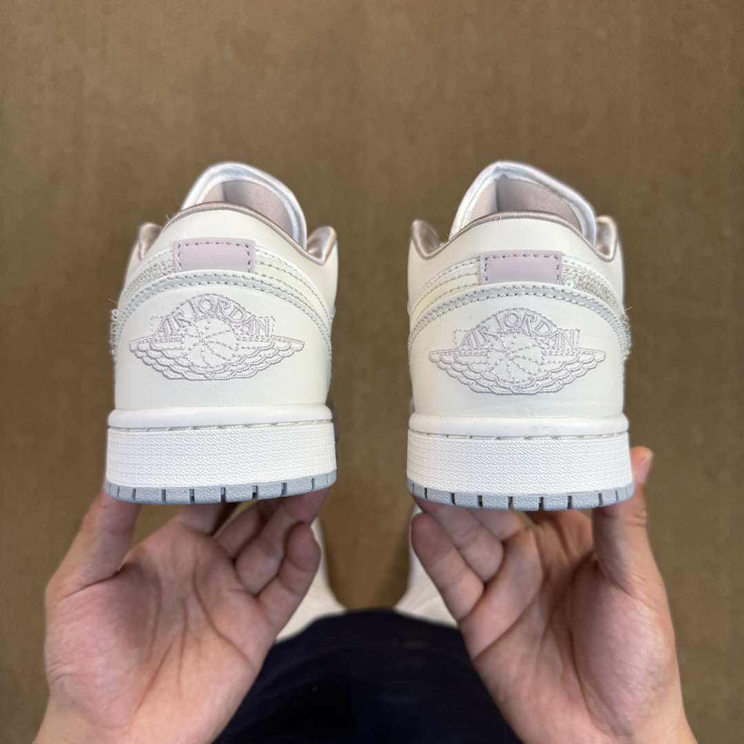  AJ1Low低帮：灰椰奶绿松石
市售最强低帮 天花板品质！
市面唯一正确版本 全鞋正品原材料 
IH7