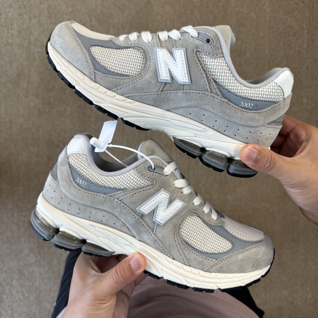  核心价格表私
C版新百伦！nb2002R 第17色：褐色
全新生产线，全新鞋楦材料，品质更上一层楼！
