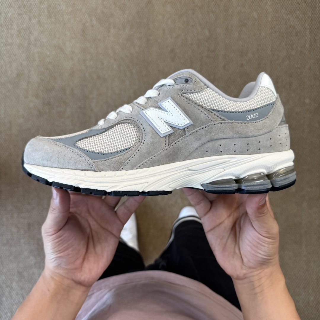  核心价格表私
C版新百伦！nb2002R 第17色：褐色
全新生产线，全新鞋楦材料，品质更上一层楼！
