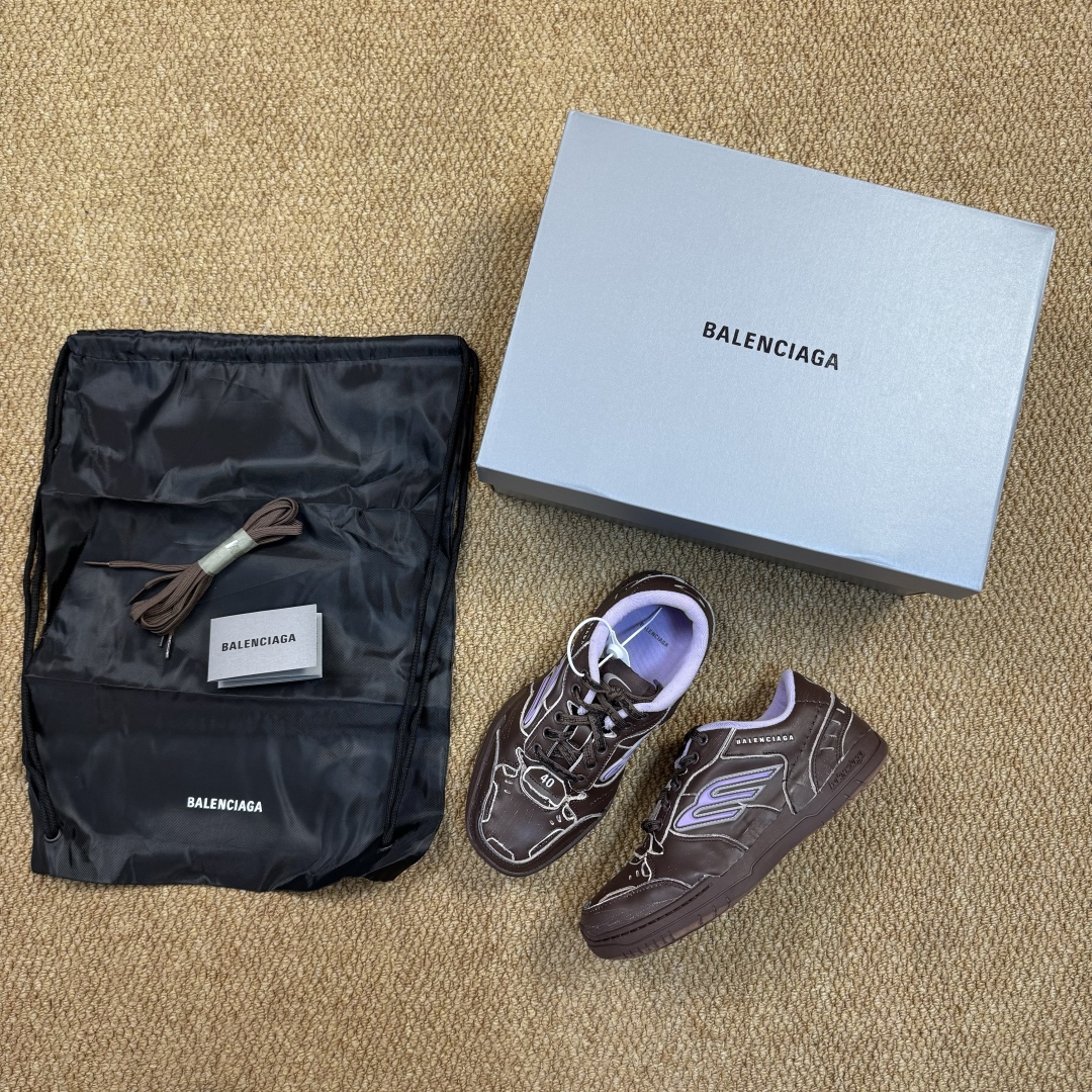  
VG巴黎世家 18代第4色棕色
Balenciaga Hamptons Worn-Out 板鞋
该有