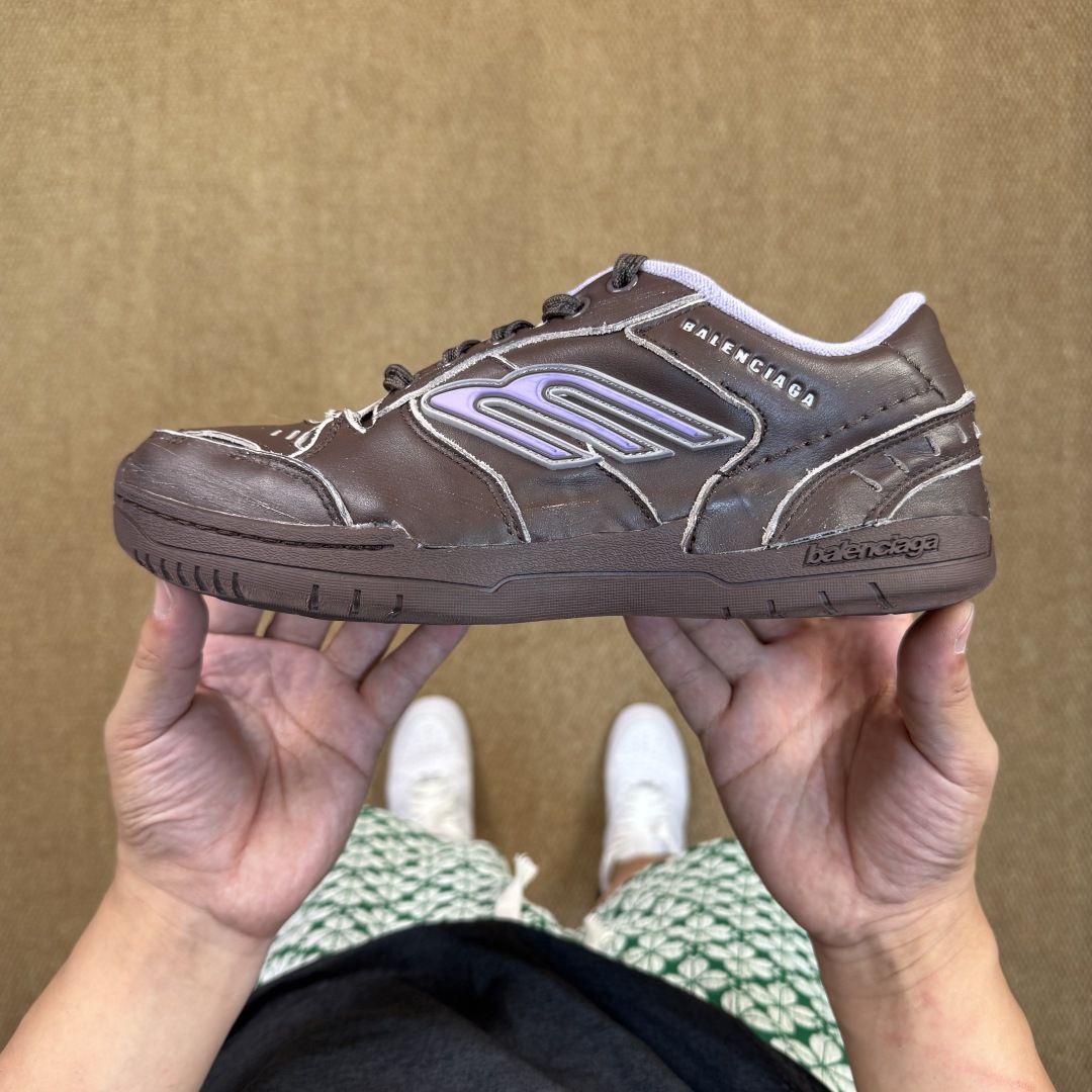  
VG巴黎世家 18代第4色棕色
Balenciaga Hamptons Worn-Out 板鞋
该有