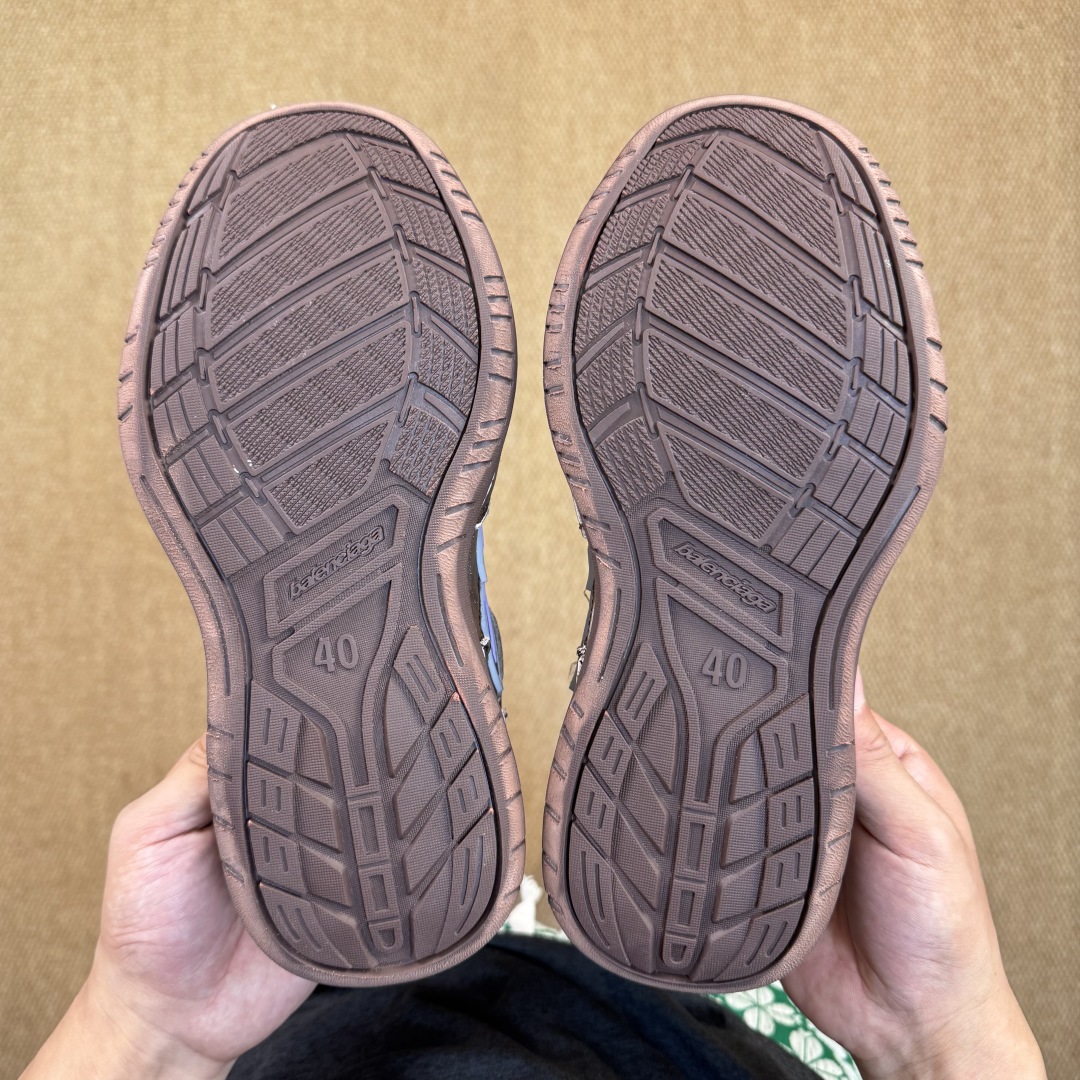  
VG巴黎世家 18代第4色棕色
Balenciaga Hamptons Worn-Out 板鞋
该有
