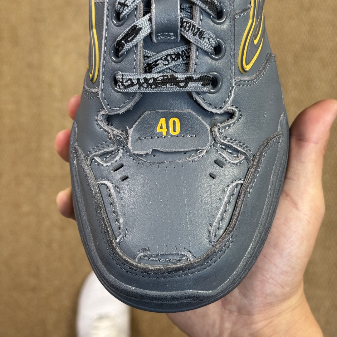  
VG巴黎世家 18代第5色灰色
Balenciaga Hamptons Worn-Out 板鞋
该有